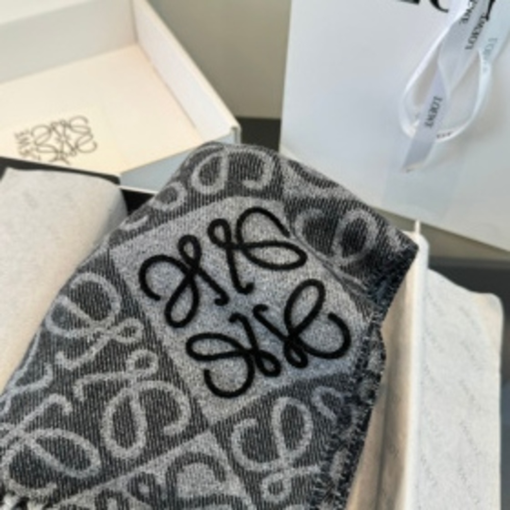 💫Loewe✨Luxury Designer Wool Shawl Scarf - Picture 7 of 8